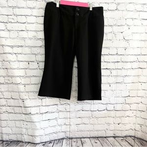 MAURICES. Black capris. Size 10